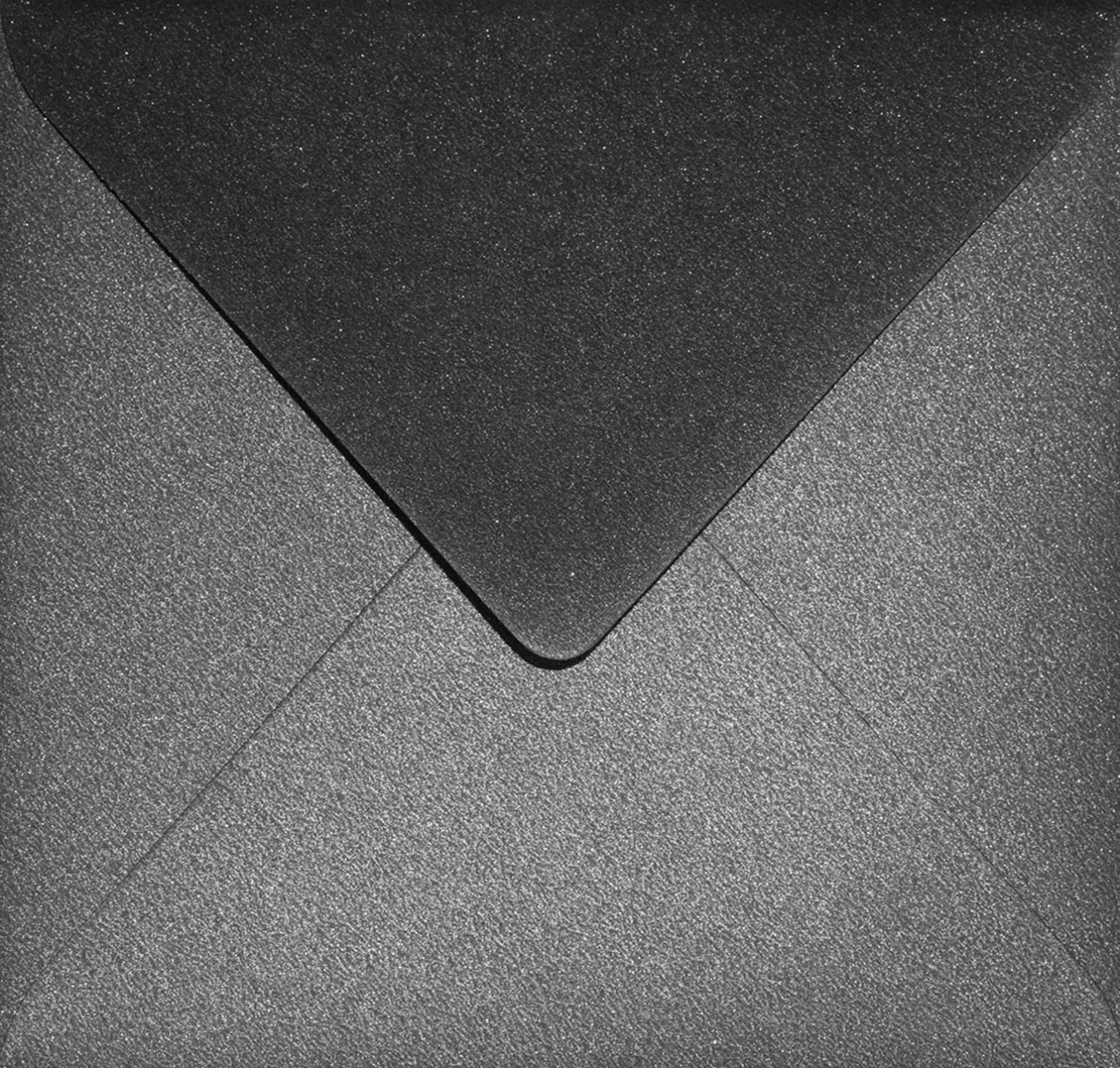 Koperta ozdobna kwadratowa K4 15,3x15,3cm NK Aster Metallic Black czarna 120g Koperta ozdobna kwadratowa K4 15,3x15,3cm NK Aster Metallic Black czarna 120g