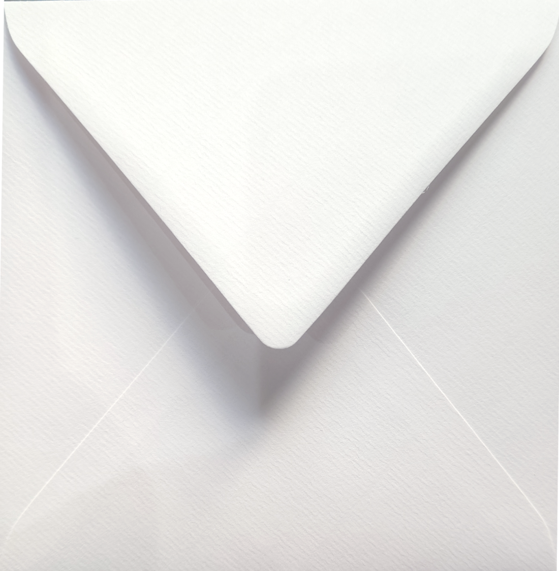 Enveloppe décorative carrée nervurée K4 15,3x15,3 NK Aster Laid White 120g Enveloppe décorative carrée nervurée K4 15,3x15,3 NK Aster Laid White 120g