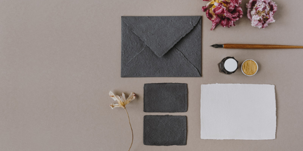 Comment créer des invitations de mariage élégantes à l'aide de papiers décoratifs ?